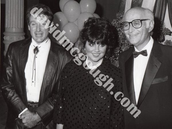 Robin Williams, Linda Ronstadt, Norman Lear 1985, NY.jpg